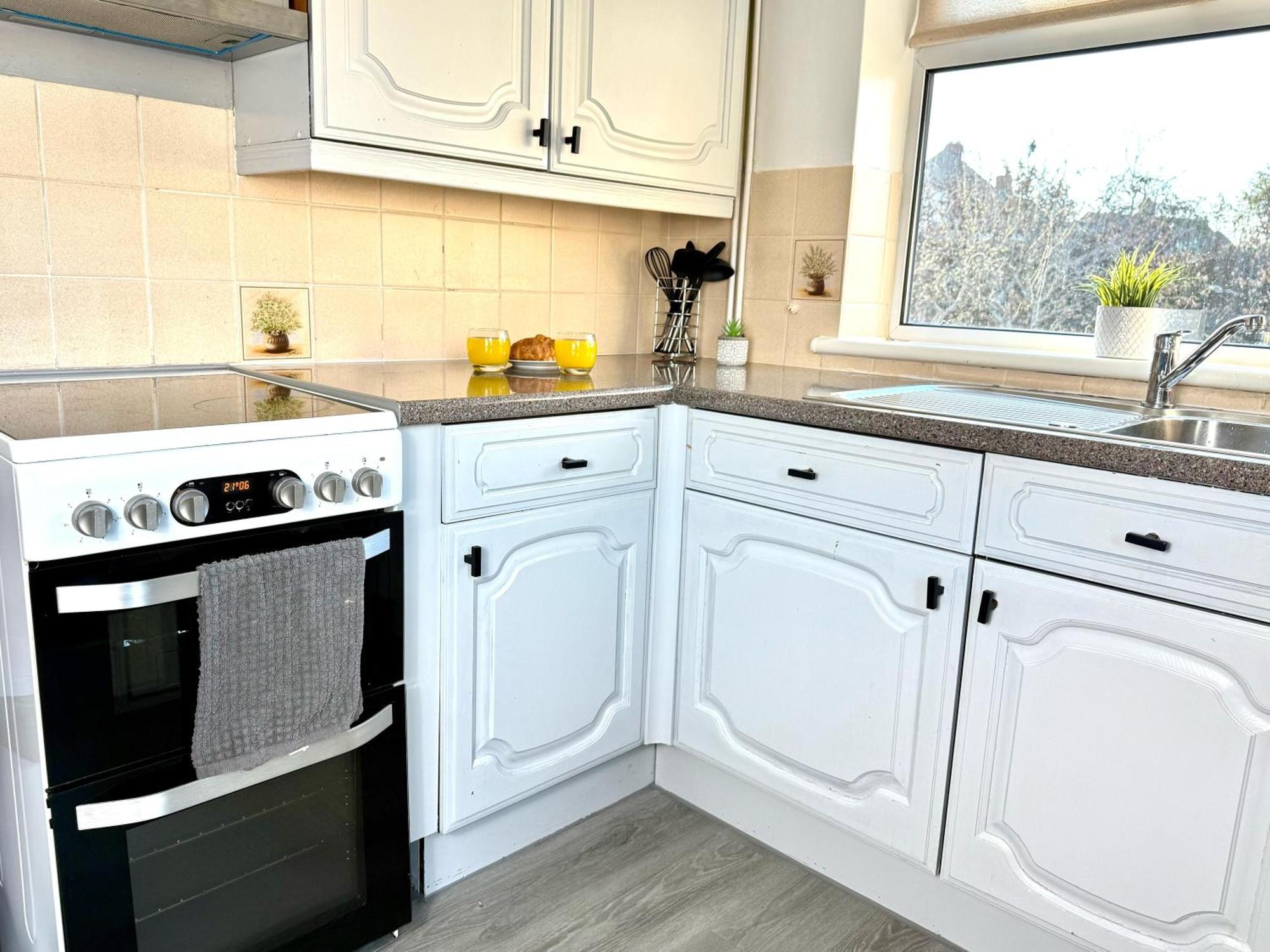 Stylish 3-Bedroom House With Garden & Free Parking'S, Prime Location With Private Garden Кидлингтон Экстерьер фото