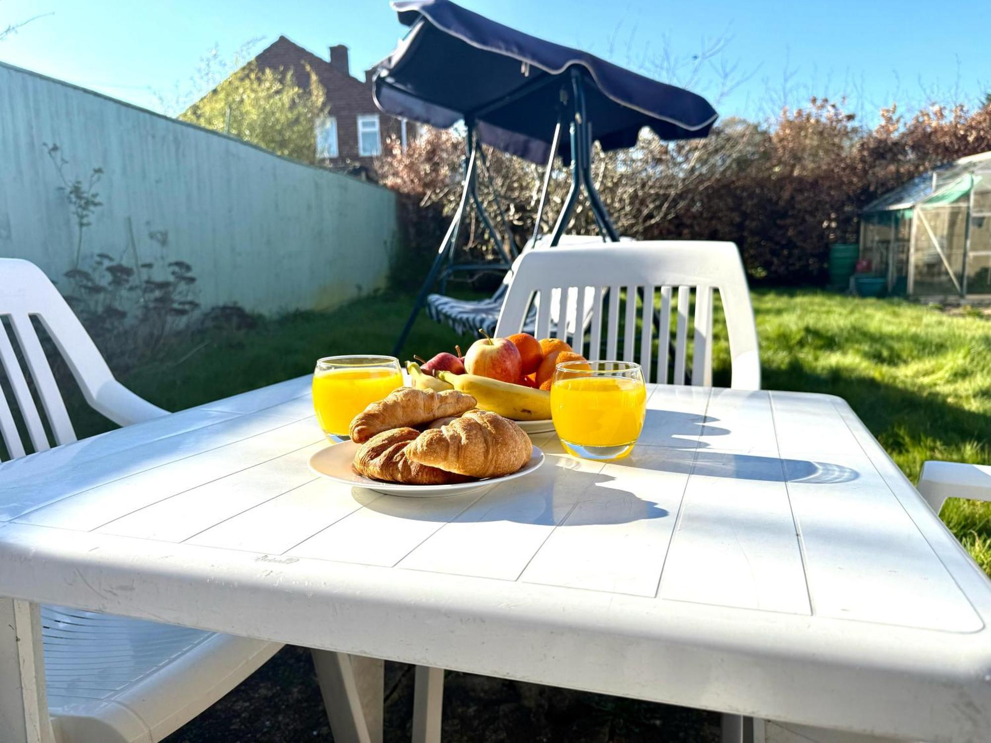 Stylish 3-Bedroom House With Garden & Free Parking'S, Prime Location With Private Garden Кидлингтон Экстерьер фото