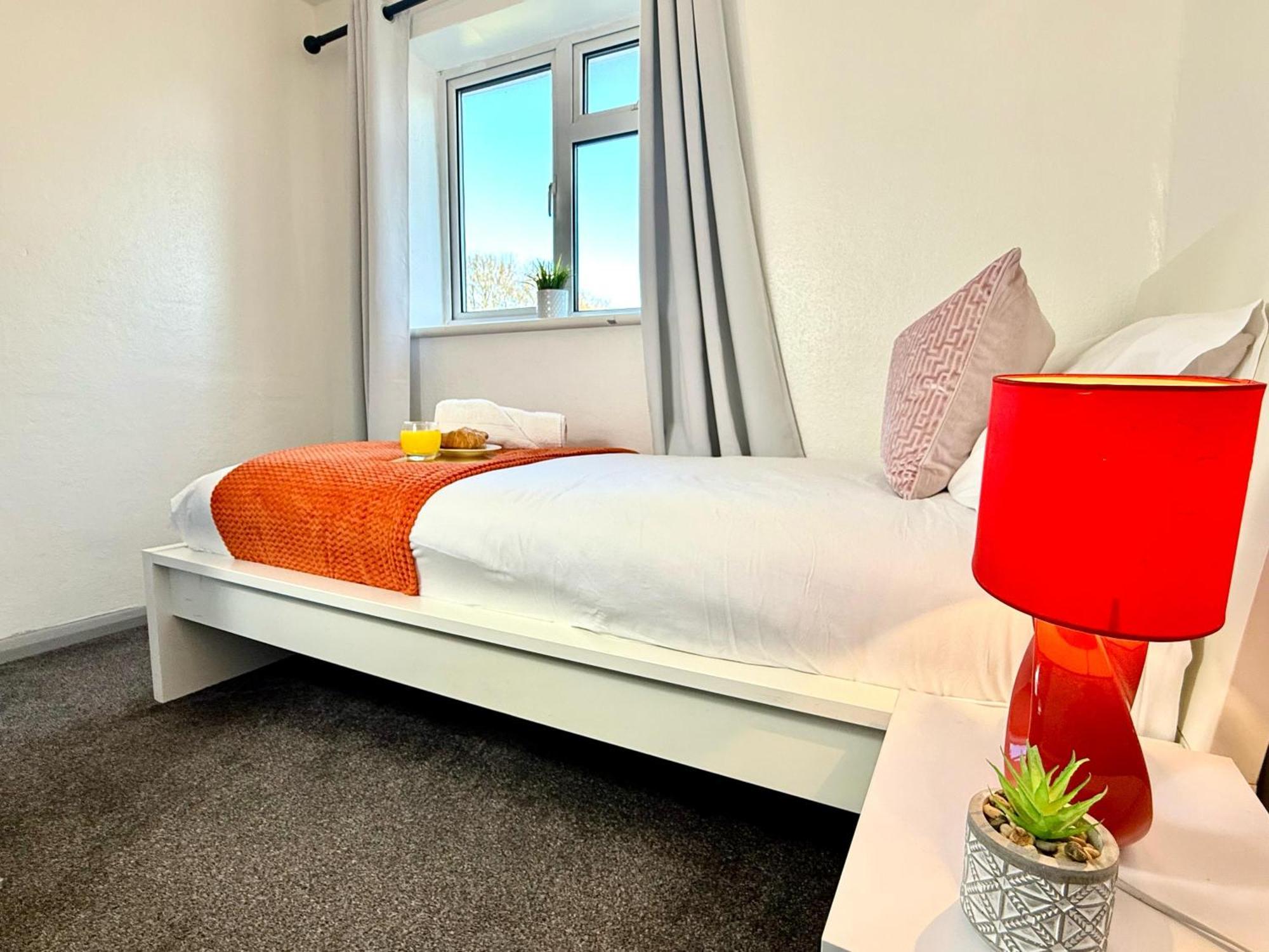 Stylish 3-Bedroom House With Garden & Free Parking'S, Prime Location With Private Garden Кидлингтон Экстерьер фото
