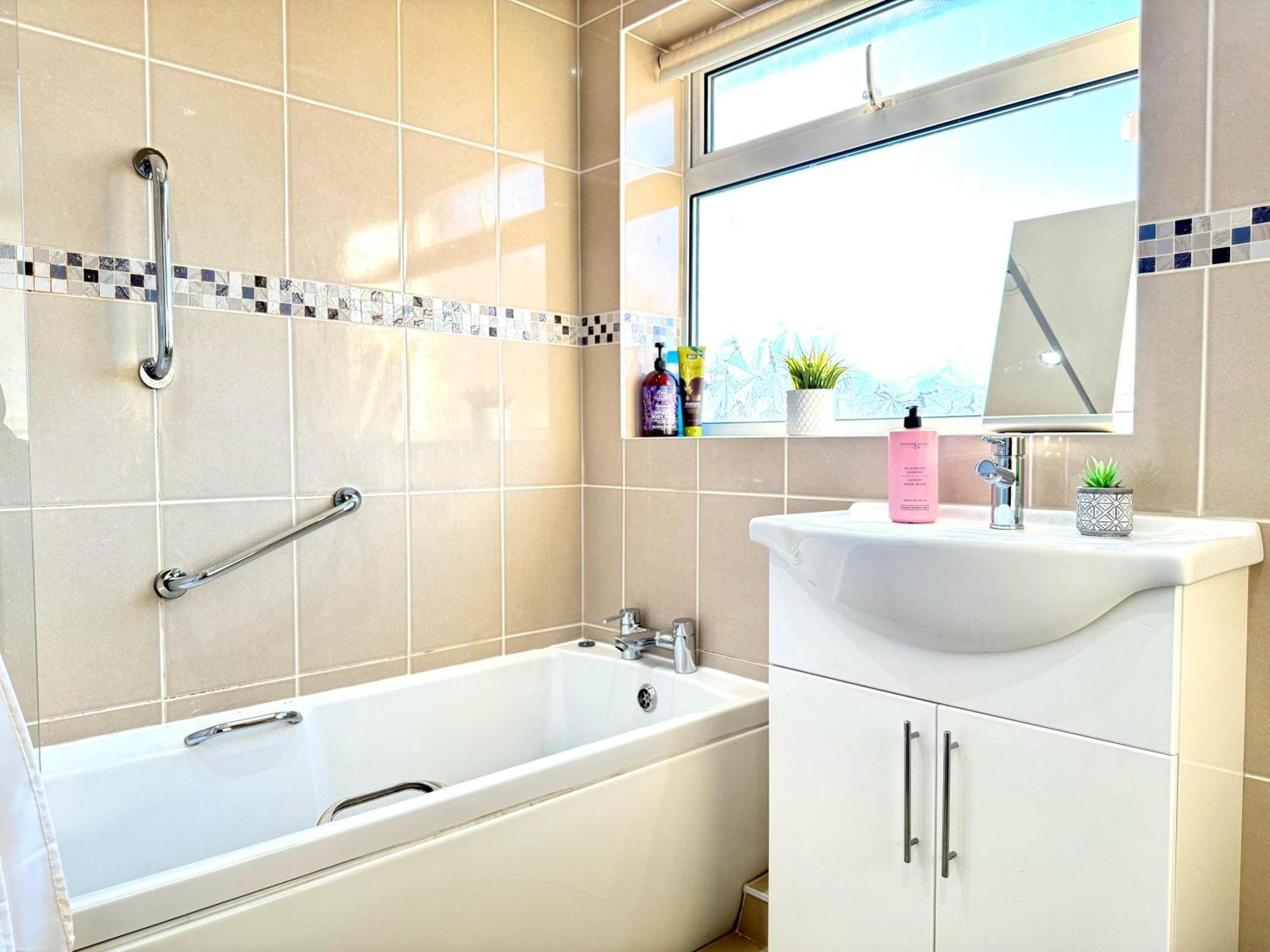 Stylish 3-Bedroom House With Garden & Free Parking'S, Prime Location With Private Garden Кидлингтон Экстерьер фото