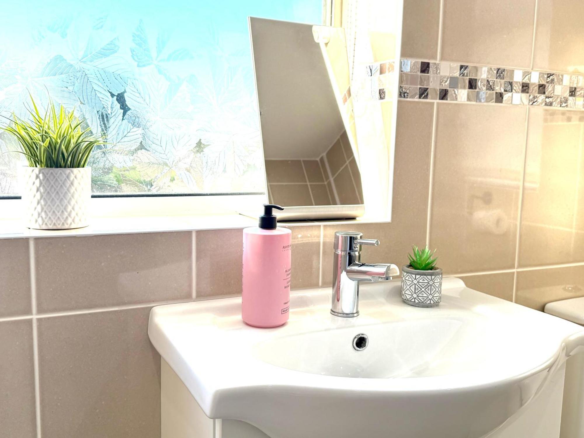Stylish 3-Bedroom House With Garden & Free Parking'S, Prime Location With Private Garden Кидлингтон Экстерьер фото