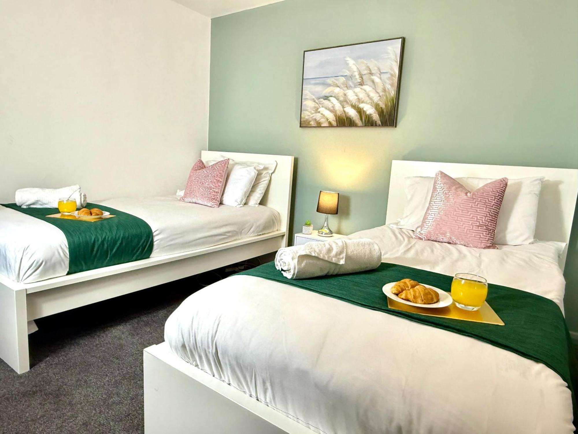 Stylish 3-Bedroom House With Garden & Free Parking'S, Prime Location With Private Garden Кидлингтон Экстерьер фото