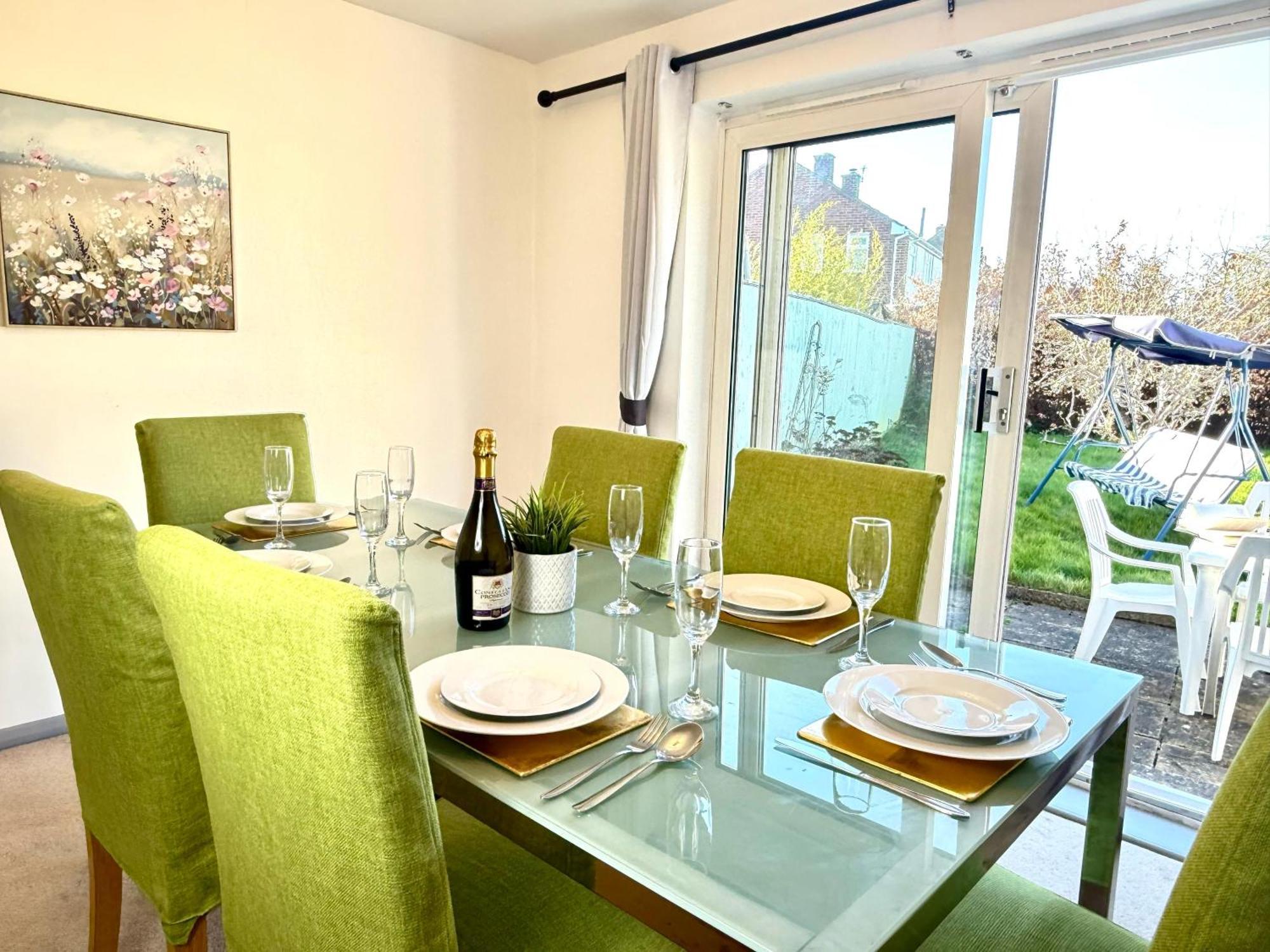 Stylish 3-Bedroom House With Garden & Free Parking'S, Prime Location With Private Garden Кидлингтон Экстерьер фото