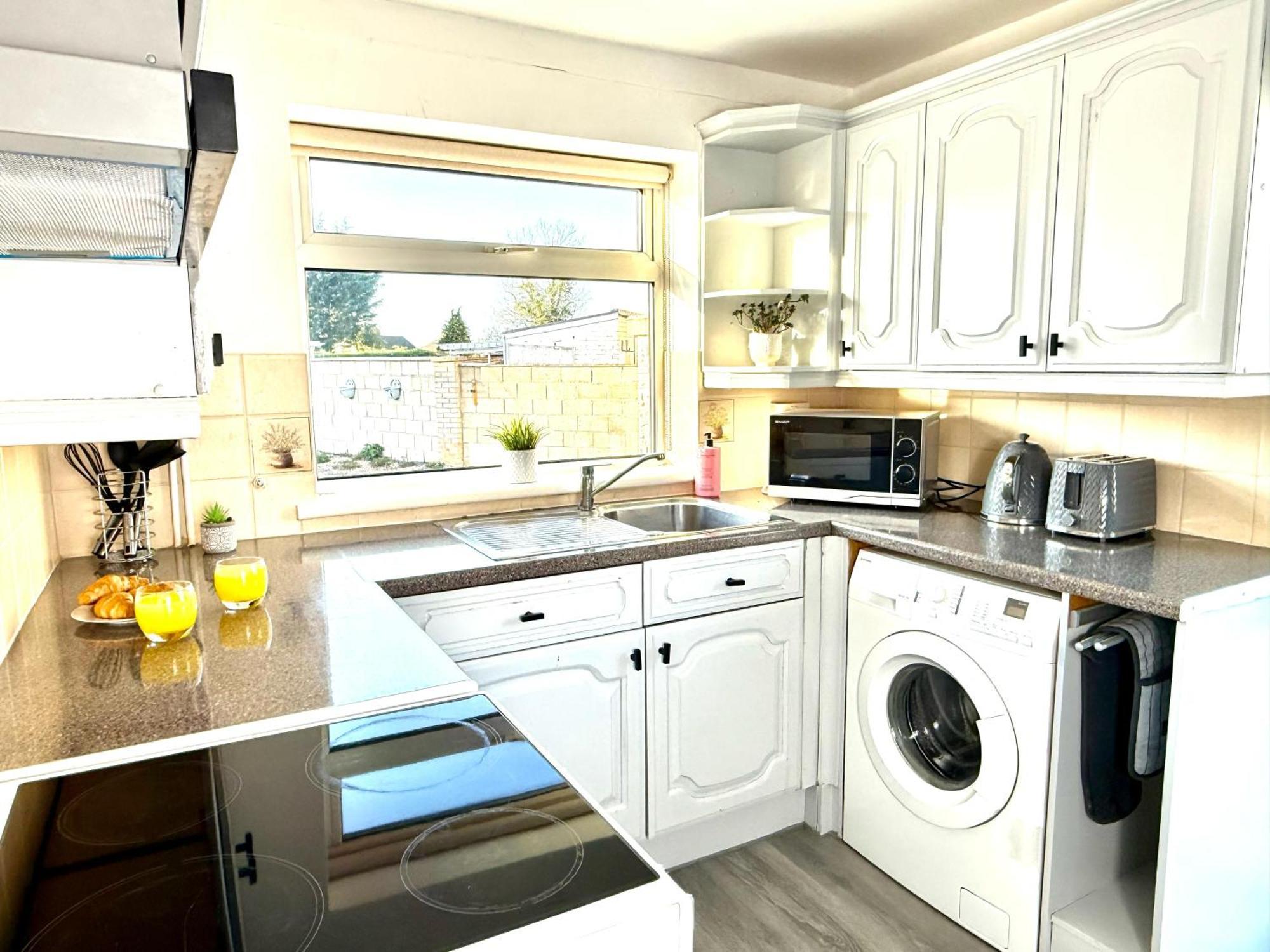Stylish 3-Bedroom House With Garden & Free Parking'S, Prime Location With Private Garden Кидлингтон Экстерьер фото